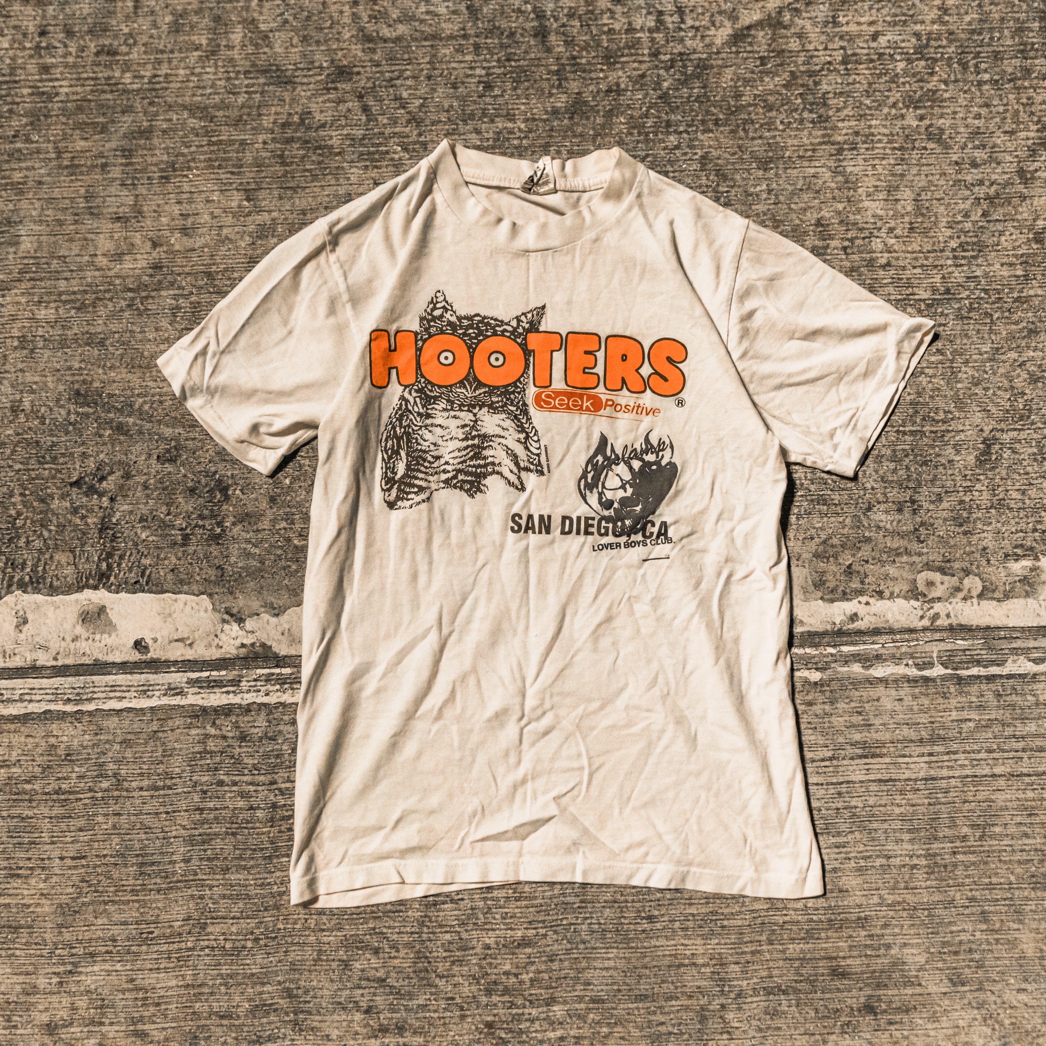 2000's hooters tee