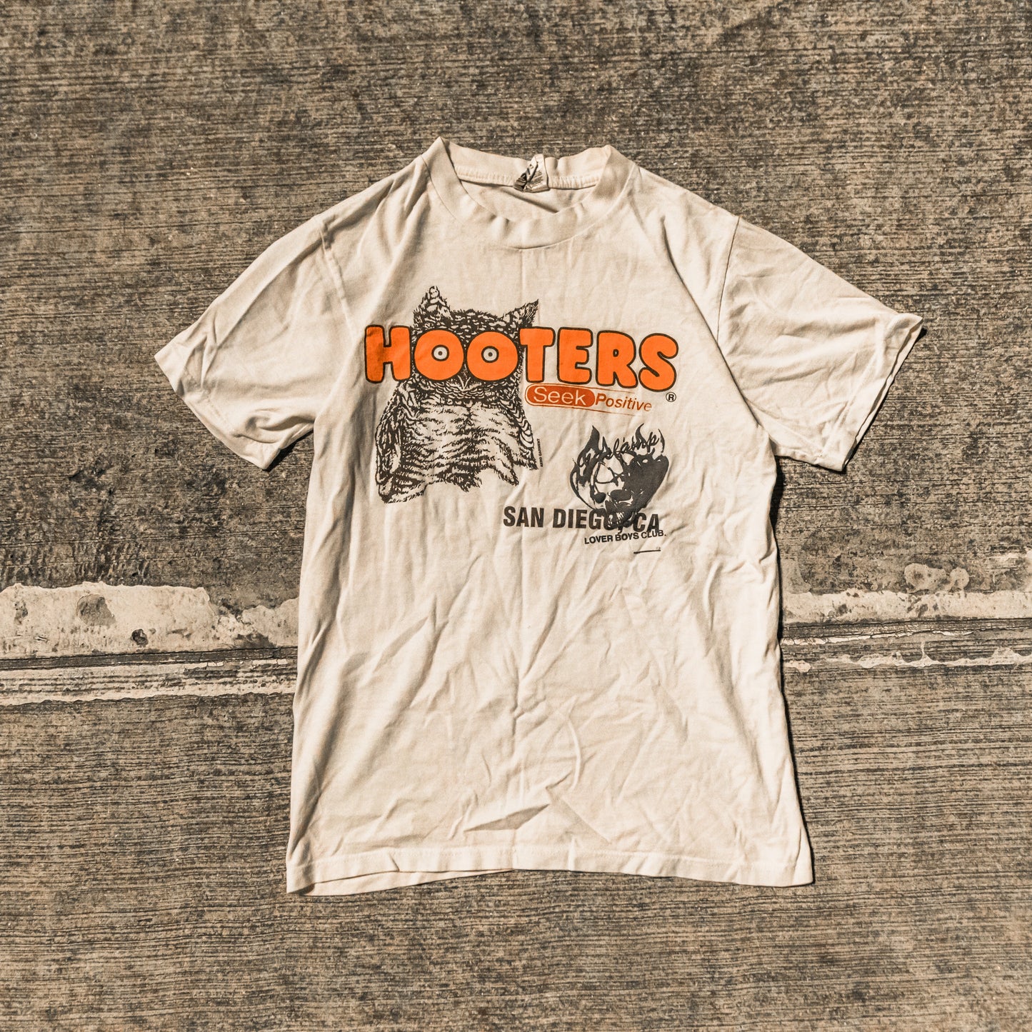 2000's hooters tee