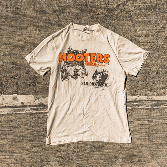 2000's hooters tee